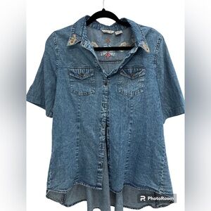 LOLA p embroided short sleeve jeans button shirt size small